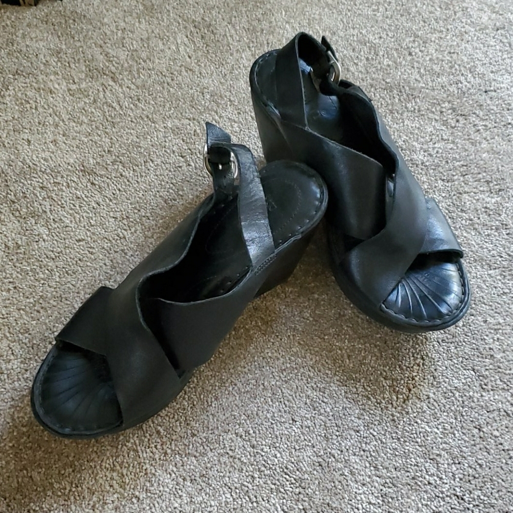 Born 8 1/2 black leather wedges